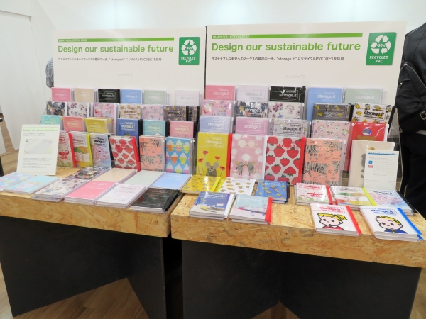 Design our sustainable futureを新たにスローガンに掲げ、サステナブルな暮らしを標榜するマークスにとって、これは小さいけれど意味のある一歩。今後も「リサイクルPVC（塩ビ）」の使用率を高めるべく、商品開発を進めていきます