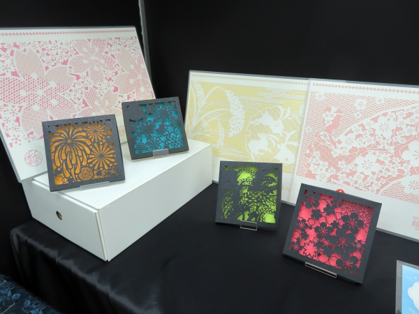 レーザー加工機による製品提案は、アート作品、カレンダー、しおり、切り絵を表紙にした御朱印帳、花のペーパークラフト、パッケージなど幅広い　第一印刷所