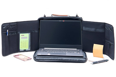 『新生活様式グッズコンテスト』＜準大賞＞　広げるだけでどこでも仕事部屋になり、プライバシーを守れます「パソコンバック」㈱アライヴ