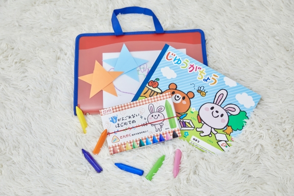 初回限定セット ・「お気に入りバッグ レッド」　手がよごれないはじめてのクーピーペンシル10色 / じゆうがちょう