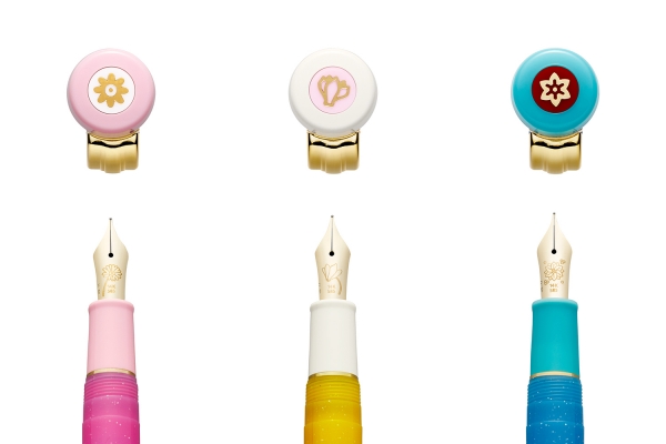 ペン先と蓋栓には誕生花のモチーフ