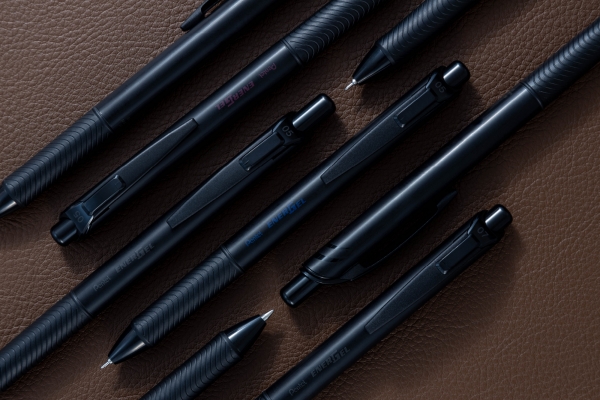 2.日常に馴染むオールブラックデザイン