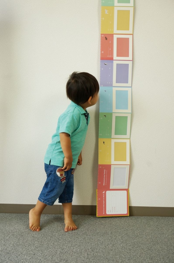 ▲ページに記載している目盛りで実際に身長を測れる