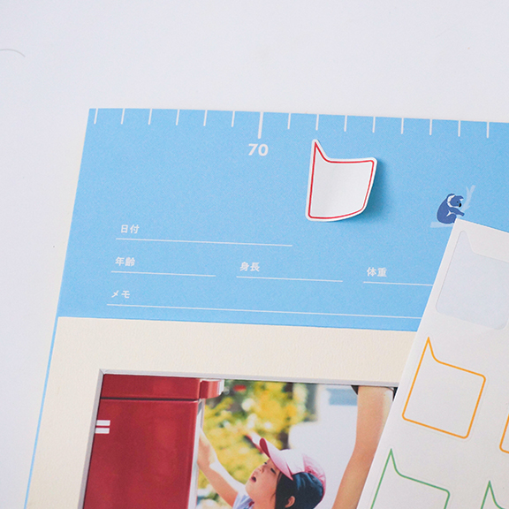 ▲身長記録が付けられる吹き出し型シール付き