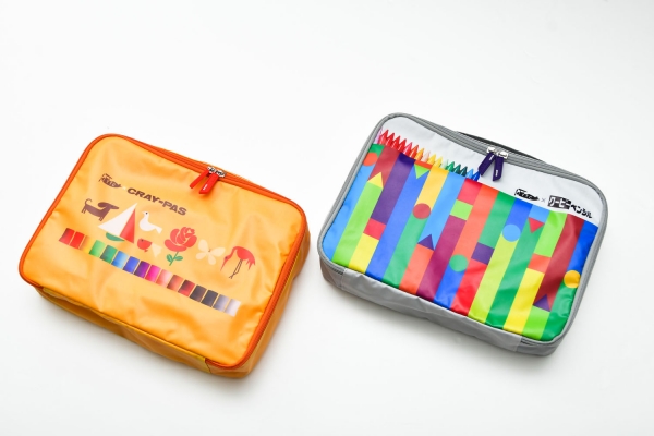 ■クローズケース　\2,200円(税込) 衣類の収納や荷造りに便利なケース。 ハンカチや靴下など小物の収納に便利なメッシュポケット付きです。