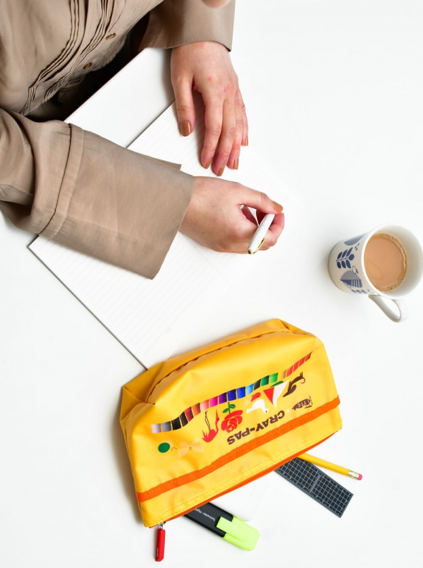 ■マルチポーチ　\1,980円(税込) 文具やコスメ、ガジェット類などがたっぷり入る大きめサイズ。 スマホなどを入れて置ける外ポケットも付いています。