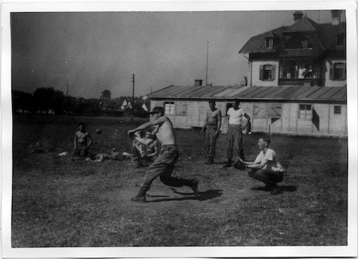 ■スポーツを楽しむ作者チャールズ・シュルツ氏の写真も公開！ 1. 従軍中の草野球でキャッチャーの守備につくシュルツ。   1944年頃 (C)Schulz Family Intellectual Property Trust. Courtesy of the Charles M. Schulz Museum and Research Center