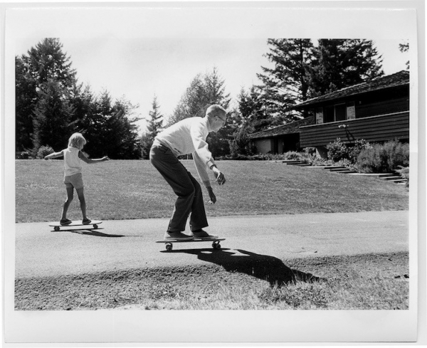 3. 娘のジルとスケートボードを楽しむシュルツ。   1965年頃 (C)Schulz Family Intellectual Property Trust. Courtesy of the Charles M. Schulz Museum and Research Center