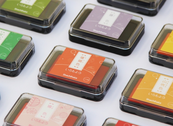 いろもよう 大好評のスタンプアート用スタンプ台。日本の伝統色から選定した通常の24色に今年3月に発売した新色5色も追加し、販売いたします。乾燥時間がスピーディーでにじまないので、重ね押しの多色使いもできて、さまざまな作品づくりをお楽しみいただけます。