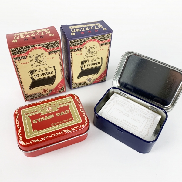 1925年当時発売された「万年スタンプ台」をモチーフにしたレトロなデザインの缶ケースとブロックメモです。缶ケースは小物入れとしてもお使いいただけます。