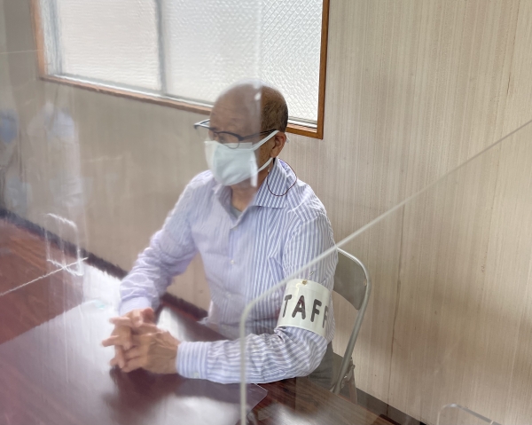 【ミワックスアイテム装備イメージ】防炎抗菌ビニールカーテン・アクリルパーテーション・マスクコード・腕章・抗菌デスクマット