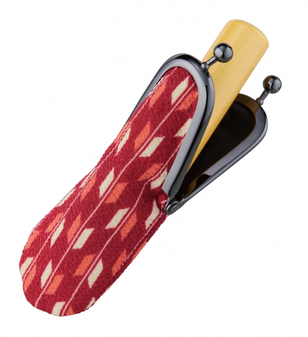 和心たっぷりな表地に、裏地は実用性を考え朱肉が染み込みにくいナイロン素材を使用したこだわりの一品です。