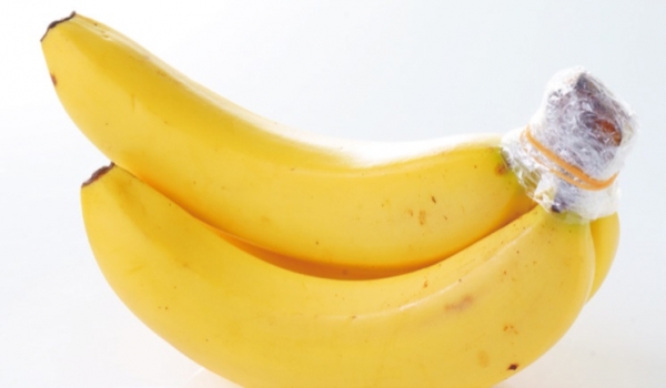 バナナの保存は柄の部分にラップ＋輪ゴム バナナは柄の部分をラップで覆い、輪ゴムで留めると日持ちを良くすることができます。柄の部分から出るエチレンガスの放出を抑えることができるためだそうです。  