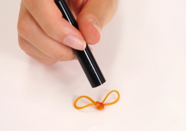 印鑑をキレイにする 朱肉やゴミが詰まって、キレイに押せなくなった印鑑は、輪ゴムで簡単にキレイになります。結び目を作った輪ゴムに印鑑を押し付けるだけ！