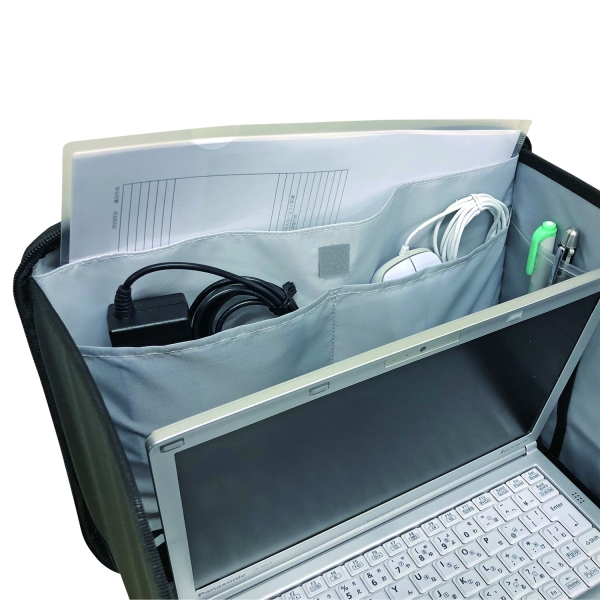 奥には二層式のポケットも