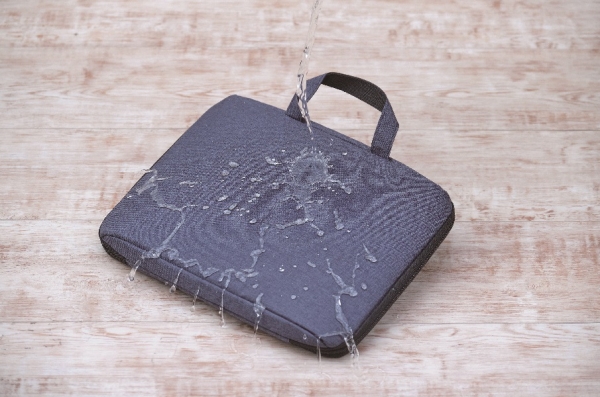 強撥水生地で安心