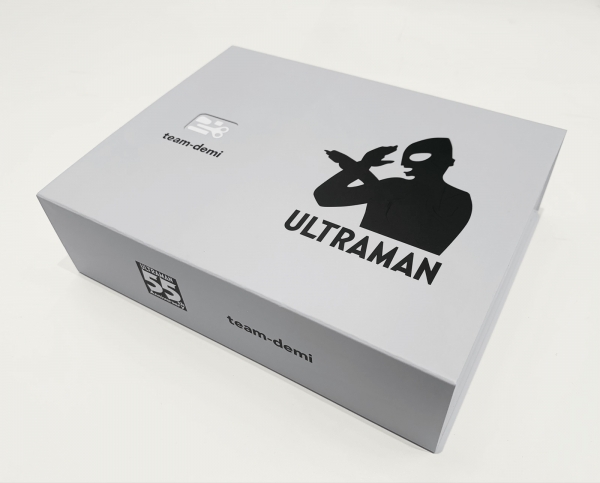 55周年ロゴやウルトラマンシルエットをデザインした特別仕様の専用BOXを採用。