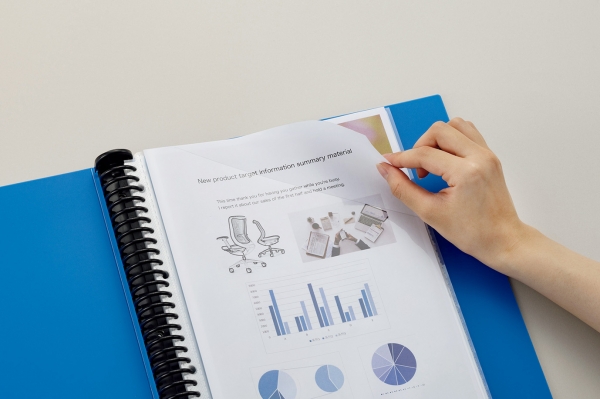 クリアーポケット＜ナナメカット＞ ： 出し入れがしやすく、重ねた書類をそのまま探せる