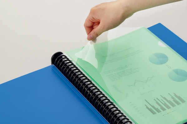 ホルダーポケット ： クリアーホルダーごと収容できる大きめのポケット