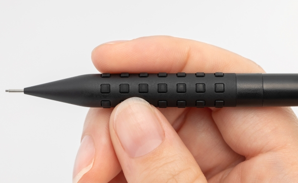 ■スマッシュの特長■ 2．手になじみ、しっかり握れるラバー付き金属グリップ