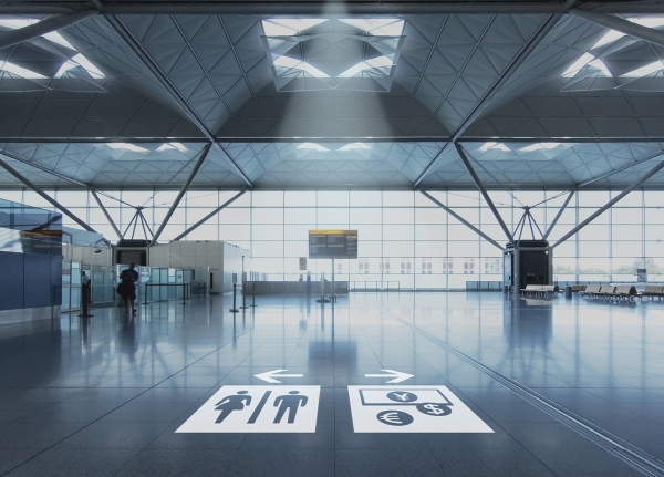 ピクトグラムなどの移動ナビゲーションを投映し、施設内での効果的な移動をサポートします。視認性が高まる高輝度のカラーモードを備えることで、様々な床面／壁面へ大画面での投映が可能です。