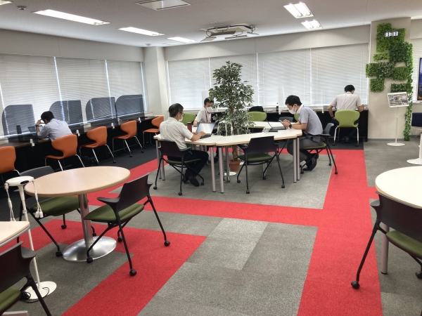 自由に集まり、自由に離れる、移動式フリーアドレスオフィス