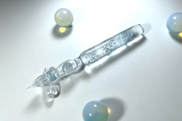●『paraglass』ラムネペン15,400円 paraglass主催のガラスペンイラストコンペによって生まれた最優秀作品「ラムネペン」。空洞部分に閉じ込められた小さなガラス玉がコロコロと転がり涼しげな音を奏でます。  