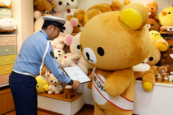 委嘱状をしっかりと受け取るリラックマ。 いつもだらだらしているリラックマも、この時ばかりはなんだか立派に見えますね！