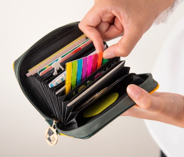 ふせんやシールなど文具を入れても便利！