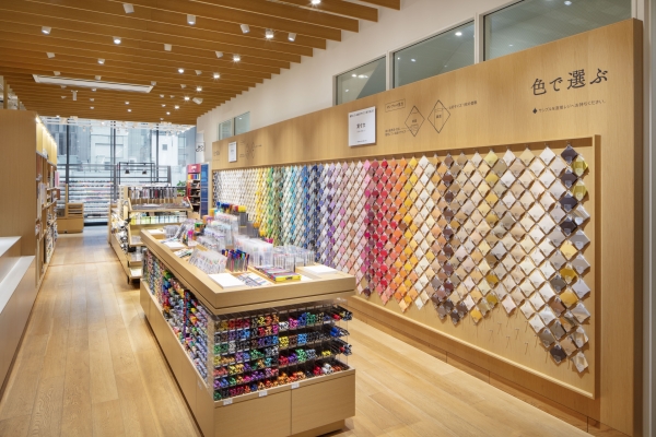 7階COLORは和と洋、絵画と造形のための画材に加え、色や質感が異なる1,000種類以上の紙が