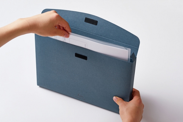 仕切り付きで小物も書類も一つにまとまる