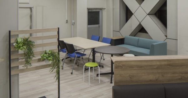 ② 教員が集まりたくなる居心地の良いレイアウトとデザイン