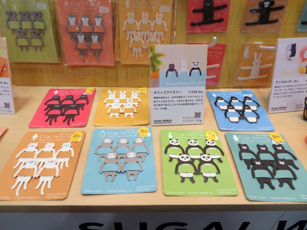 上野動物園の双子パンダ シャオシャオとレイレイの誕生で、パンダのデザインが人気上昇中！ 5分水に浸けると好きな形に曲げて遊べる新感覚の紙クリップ「クリップファミリー」。スガイワールド