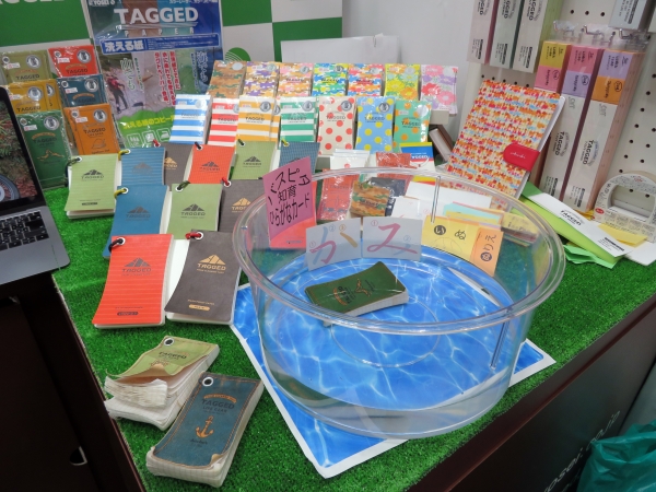 水にぬれても破れず、アウトドアに人気　クリーニングタグの素材使ったメモ帳「ＴＡＧＧＥＤ（タグド）」クリーニングタグメーカー共生社