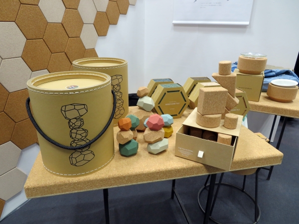 ワインのコルク栓を捨てることなく、収集し、再資源化。奈良県の吉野杉など日本の木を使った「tumi-isi」に、再生コルクを使った積木「tumi-isi」　GOOD DEAL COMPANY