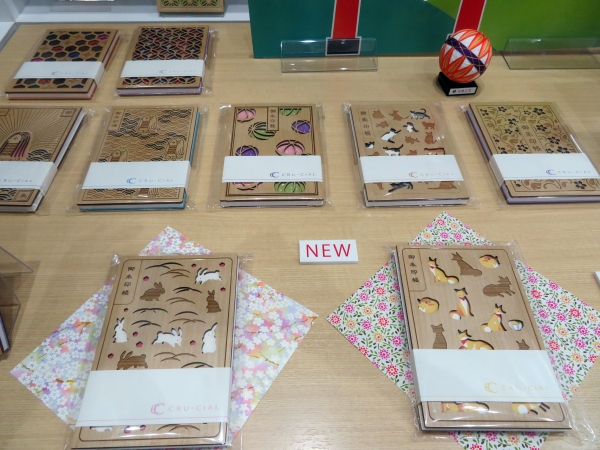 寺社巡りのベストアイテム「御朱印帳」。レーザー加工を施した木製素材で表紙を仕立てたオリジナル「御朱印帳」。CRU-CIAL