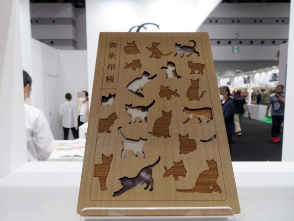 無邪気の遊ぶ猫たちのシルエットが愛らしい　御朱印帳「福猫」CRU-CIAL