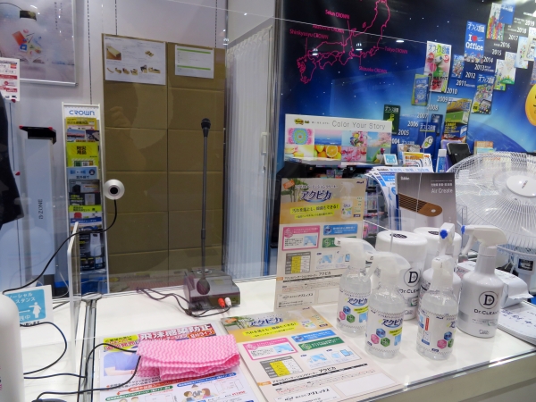 感染対策に！アクリルパーテーションクリーナー「アクピカ」。ノンアルコールなので、ヒビや白濁を起こしにくく、汚れを落とし、除菌もできる。クラウングループ