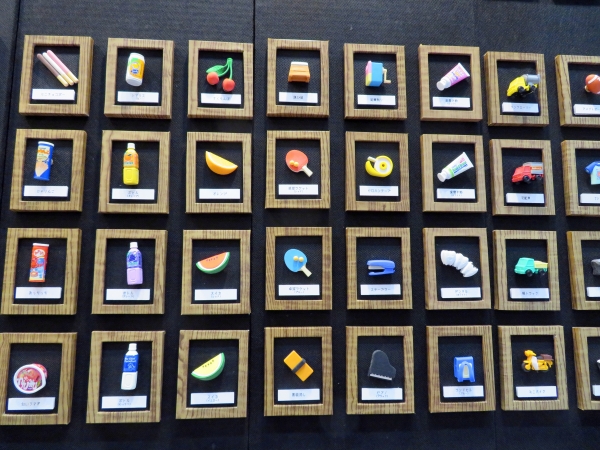 「かわいい消しゴム～けしごむてん～」の展示作品。えんぴつ削り、ステイプラーなどリアルにカワイイ！　イワコー