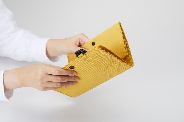 ・フラットに折りたたんで持ち運べる薄型のトートバッグ