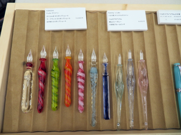 インクとお揃いでいかがでしょうか。八文字屋オリジナルガラスペン「くらげアクアリウム」KOKESHI Fruits ガラスペン「庄内柿ロリポップショート」