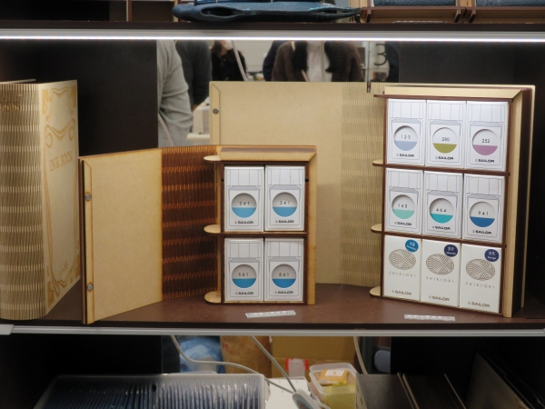 『INK BOOK』とは、それは、まるで洋書のような木のインク瓶ケース。本棚からINK BOOKを取り出し、インクを万年筆やガラスペンで愛でる。尚貴堂