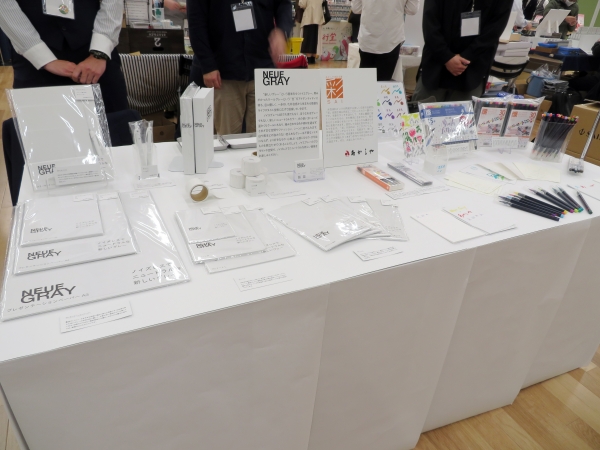 吉川紙商事のオリジナル紙「NEUEGRAY」とあかしやの彩り豊かな水彩毛筆「彩」とのコラボ。新しい体験が生まれます
