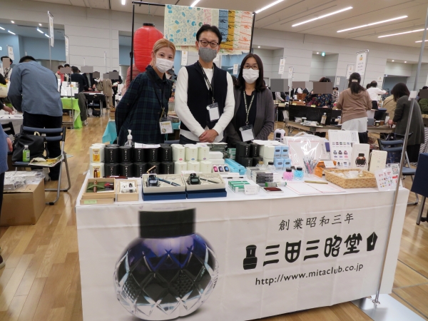 「群馬はペンどころ」。有名な筆記具メーカーの生産工場や協力会社が集積。三田三昭堂は地元の産業を絡めたり、地域自慢の風景をデザインした文具作りを手掛けていきます。