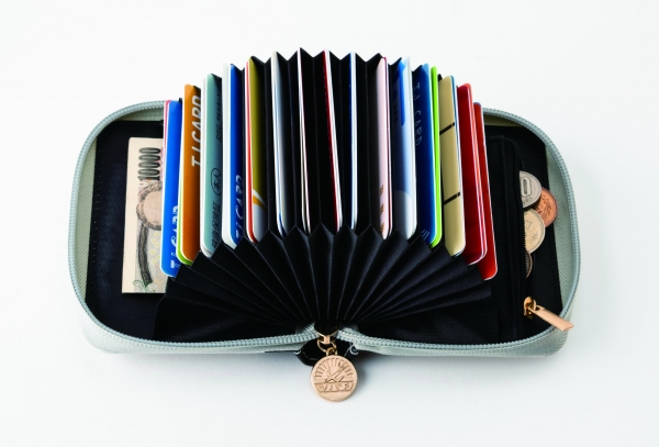 ■じゃばら状に開くので、必要なカードを見つけやすい♪ ファスナー付きのコイン入れも！