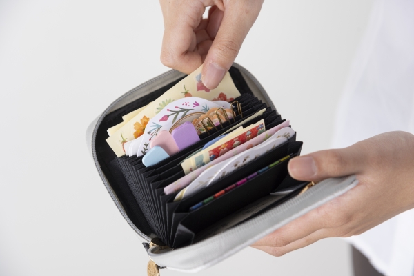 ■カードだけでなくシールやふせん入れとしても