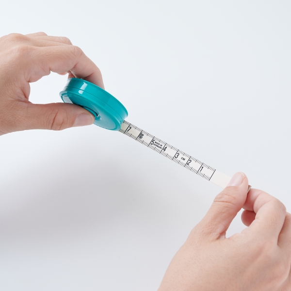 左手で本体を持ったとき（左手の親指で巻き戻し）