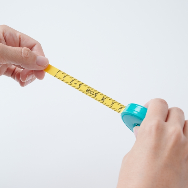 右手で本体を持ったとき（右手の親指で巻き戻し）