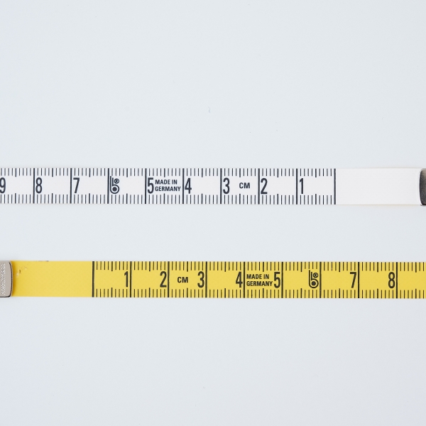 上（表）左利き用の目盛り　 下（裏）右利き用の目盛り