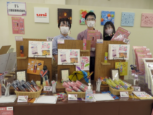 ゲルインクボールペン『uni-ball　one』5本セット。過去限定品 各1色入り＆限定パッケージ。本体に「bungujoshi」の文字入り。三菱鉛筆